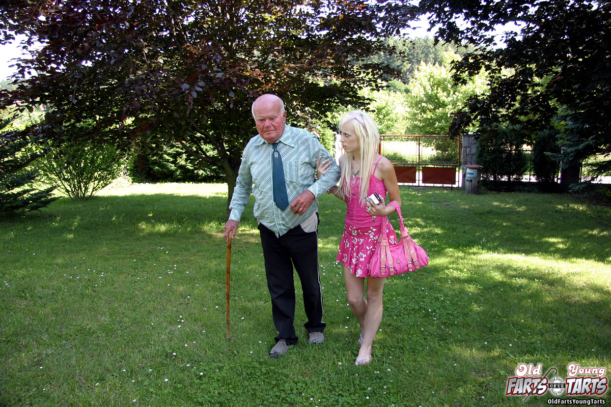 Молоденькая девушка трахается с дедушкой у него во дворе дома